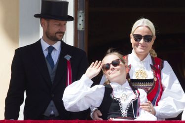 La princesse Mette-Marit et le prince Haakon de Norvège avec leur fille Ingrid Alexandra à Oslo, le 17 mai 2016