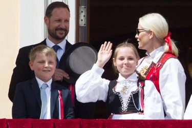 La princesse Mette-Marit et le prince Haakon de Norvège avec leurs enfants à Oslo, le 17 mai 2016