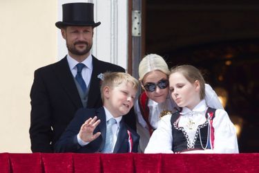 La princesse Mette-Marit et le prince Haakon de Norvège avec leurs enfants à Oslo, le 17 mai 2016