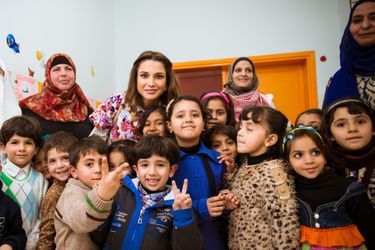 La reine Rania de Jordanie dans une école à Amman, le 9 mars 2016