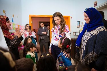 La reine Rania de Jordanie dans une école à Amman, le 9 mars 2016