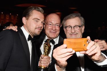 Leonardo pose pour l&#039;histoire avec ses amis, ici avec Steven Spielberg