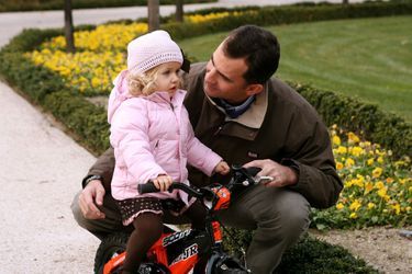 Leonor apprend à faire du vélo avec son père, en novembre 2007