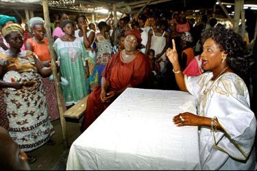 Maitre Marie-Elise Gbedo, ancien ministre du Commerce, de l'Artisanat et du Toursime rencontre des femmes le 27 Février 2001 dans la cadre de la ca...