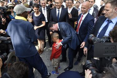 Manuel Valls s'adresse à un petit garçon