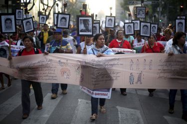 Mardi 26 avril, les proches des 43 étudiants d’Ayotzinapa disparus il y a 19 mois ont défilé dans les rues de Mexico.