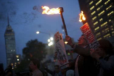 Mardi 26 avril, les proches des 43 étudiants d’Ayotzinapa disparus il y a 19 mois ont défilé dans les rues de Mexico.