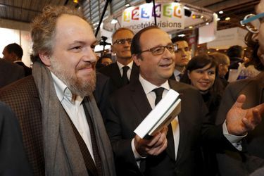 Mathias Enard et François Hollande au Salon du livre de Paris, le 17 mars 2016
