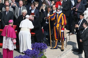 Paola et Albert de Belgique avec le pape François à la messe de Pâques à Rome, le 27 mars 2016