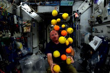 Scott Kelly jongle en apesanteur  