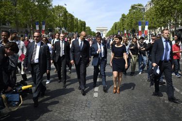 Trois ministres au milieu des Champs-Elysées