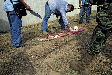 1er mars. Découverte de restes humains dans une tombe improvisée du village de Llano Largo.