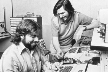 1976. Steve Jobs et Steve Wozniak forment la société Apple Computer.