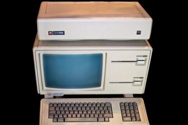 1983. Sortie de l’Apple Lisa. Cet ordinateur à l’écran intégré n’a jamais connu de succès à cause de son prix de vente beaucoup trop él...