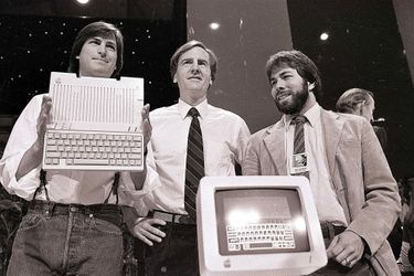 1984. L&#039;Apple IIc est le premier «ordinateur portable» de la marque à la pomme. Malgré sa petite taille, il faut rester brancher au secteur pour...