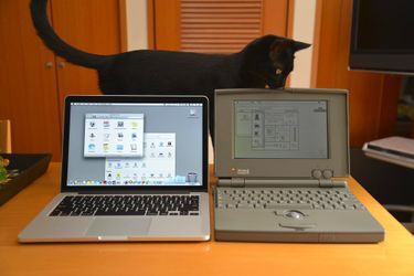 1991. Sortie du premier «vrai» ordinateur portable, le PowerBook 100. A sa sortie, il était vendu 2500 dollars.