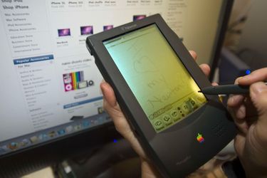 1993. Avant l’iPhone, Apple a développé le Newton MessagePad 120, le premier assistant personnel. Il aura nécessité 6 ans et demi de recherche.