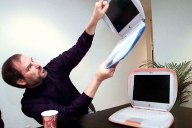 1999. Sortie de l’iBook, le premier ordinateur portable doté d’une carte Wi-Fi.