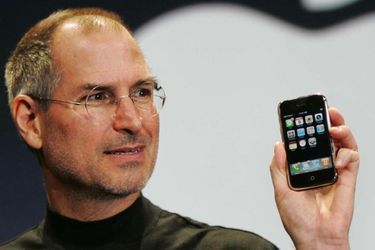 2007. Suite au succès de l’iPod, Steve Jobs présente le premier iPhone. Il aura nécessité 2 ans et demi de recherche.