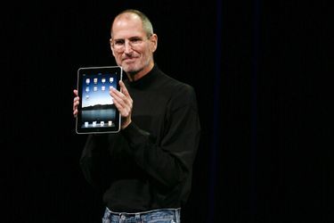 2010. Sortie du premier iPad, une tablette qui vient rivaliser les appareils de Microsoft. 