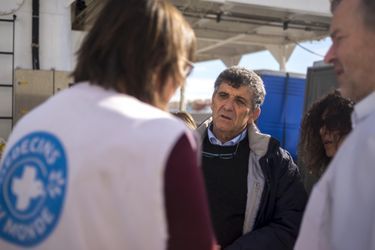 Anne Kamel transmet les informations médicales au médecin italien en charge du centre d'acceuil à Lampedusa