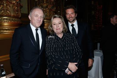François-Henri Pinault, Maryvonne Pinault et Bradley Cooper à Paris le 9 mars 2016