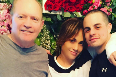 Jennifer Lopez entourée de son père et de Casper Smart