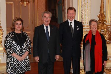 La grande-duchesse Maria Teresa et le grand-duc Henri de Luxembourg avec le président autrichien et sa femme à Luxembourg, le 26 février 2016