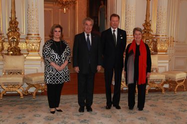 La grande-duchesse Maria Teresa et le grand-duc Henri de Luxembourg avec le président autrichien et sa femme à Luxembourg, le 26 février 2016