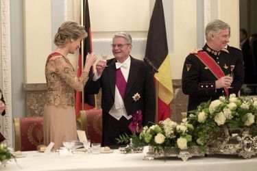 La reine Mathilde et le roi Philippe de Belgique avec le président allemand au château de Laeken à Bruxelles, le 8 mars 2016