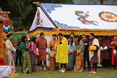 Le roi et la reine du Bhoutan avec leur fils au dzong de Punakha, le 16 avril 2016