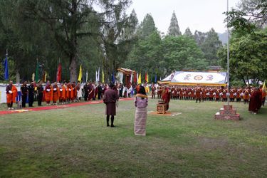 Le roi et la reine du Bhoutan avec leur fils au monastère Changangkha Lhakhang à Thimphu, le 15 avril 2016