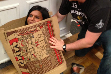 Mindy Kaling enveloppée dans un carton de pizza