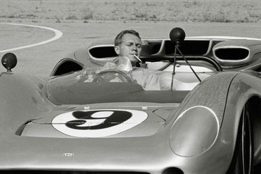 Steve McQueen aime la vitesse et les sensations fortes. En 1966, Steve arpente le circuit de Riverside en Californie dans sa voiture de course. 