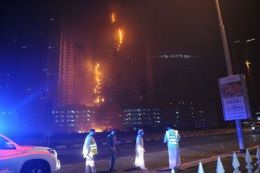 Un spectaculaire incendie est survenu dans deux tours d&#039;habitation à Ajman, aux Emirats arabes unis, le 28 mars 2016.