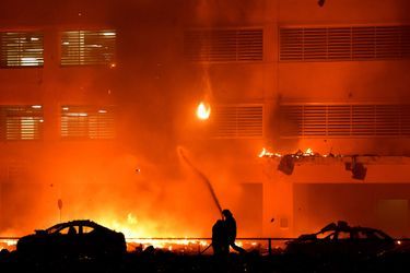 Un spectaculaire incendie est survenu dans deux tours d&#039;habitation à Ajman, aux Emirats arabes unis, le 28 mars 2016.