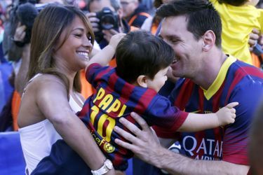 Avant son match contre Getafe à Barcelone, Lionel Messi serre dans ses bras son filsThiago, amené par sa compagne Antonella Roccuzzo. 