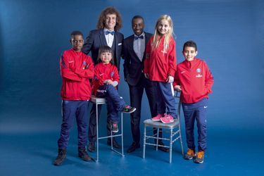 David Luiz et Blaise Matuidi avec quatre des jeunes pousses dorlotées dans l’école Rouge &amp; Bleu. De g. à dr., Alphousseini, Fiona, Andjela et Zakaria.
