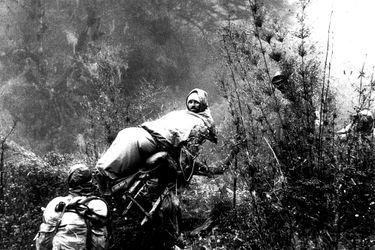 Le 12 juin, dans la jungle, durant la descente, Maurice Herzog fiévreux, voyageant à dos d'homme.