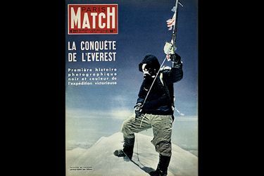 Première ascension réussie de l'Everest par une expédition anglo-néo-zélandaise dirigée par John Hunt. Photo de Tenzing Norgay prise par son coéquipier Edmund Hillary, au moment de planter les drapeaux du Royaume-Uni, de l'Onu, de l'Inde et du Népal sur le sommet enneigé de l'Everest où les deux hommes resteront trente minutes.