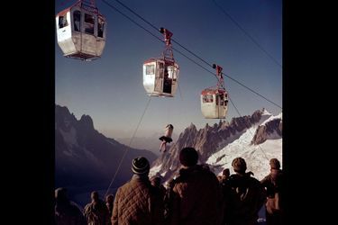 Chamonix, Vallée blanche- septembre 1961- Lors des pannes des télécabines, sauvetage d'une femme encordée, suspendue dans le vide et assurée par un guide-sauveteur. 