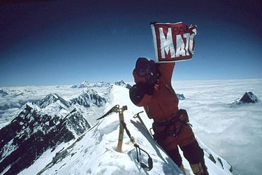 Jean-Christophe Lafaille signe une première mondiale en réussissant l'ascension de l'Annapurna par sa face est : l'alpiniste déploie le drapeau de Paris Match en arrivant au sommet.