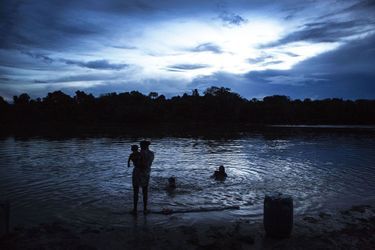 La rivière Bacaja est menacée par le troisième plus grand projet hydroélectrique du monde, le barrage de Belo Monte. Alors que sa construction arrivera bientôt à son terme, les Xikrin ont déjà pu observer un impact négatif sur le nombre des poissons. Pire, les scientifiques précisent que cette zone de la Bacaja pourrait être complètement asséchée.