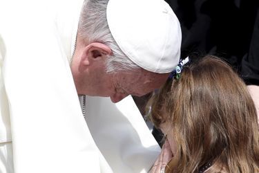 Lizzie, 6 ans et bientôt aveugle, bénie par le pape