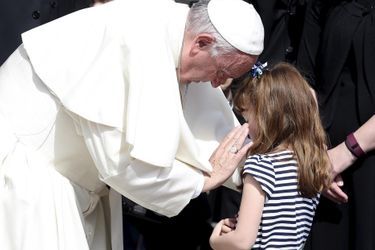 Lizzie, 6 ans et bientôt aveugle, bénie par le pape