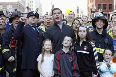Samedi dernier, le maire de Boston Marty Walsh, entouré de quelque 2000 marathoniens, survivants et secouristes, a posé pour une photo à l'endroit même où les bombes ont explosé le 15 avril 2013. 