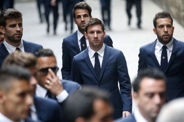  Lionel Messi (au centre), Gérard Pique (à gauche) et d&#039;autres joueurs du FC Barcelone assistent à l&#039;enterrement de leur ancien entraîneur Tito Vilanova.