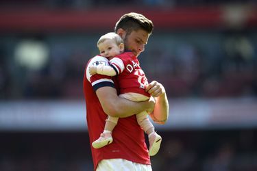 Olivier Giroud retrouve sa fille sur le terrain après un match à Londres.
