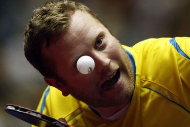 Ce pongiste suédois se concentre lors des championnats du monde de tennis de table à Tokyo.
