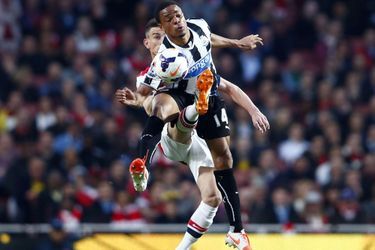Collision entre Laurent Koscielny (Arsenal) et Loic Remy (Newcastle United) lors de leur rencontre en Premier League.
